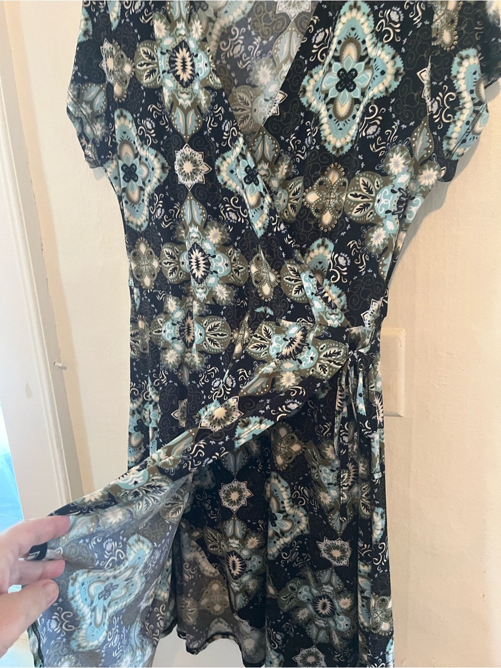 🌸 Women’s Faux Wrap Dress – Fits Size 14–16 – Excellent Condition 🌸